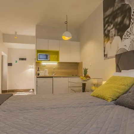 Hall Apart&rooms בית הארחה