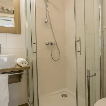 בית הארחה Hall Apart&rooms 4*